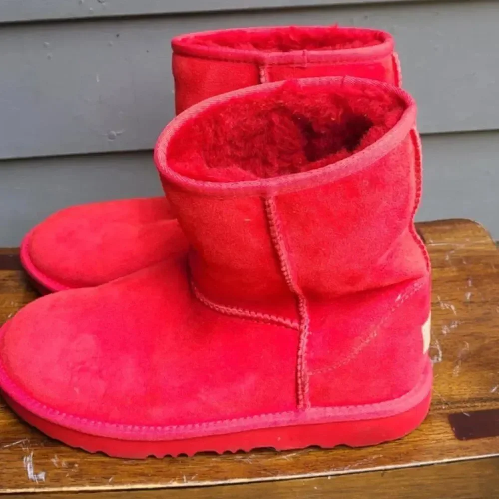 UGG Classic Short Suede Boot in Samba Red Shearling Lined size 6